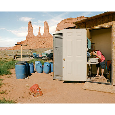 Linda Jackson washes her hair &copy; Elliot Ross