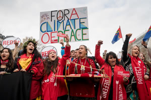 The Indigenous Peoples' Block through the streets of Paris during the closing day of COP21 &copy; Allan Lissner/IEN