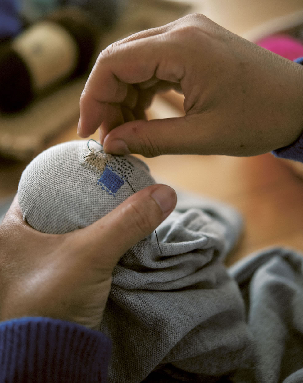 Hikaru&rsquo;s hands darning. Photograph by Noriaki Moritani