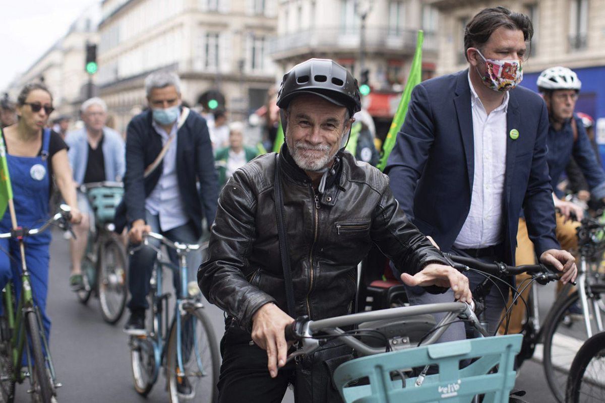 Carlos Moreno riding a bike in Paris &copy; Mathieu Delmestre